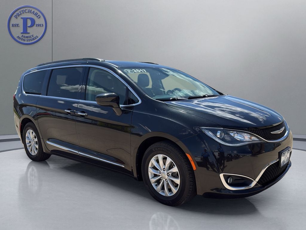 2017 Chrysler Pacifica Touring-L's photo