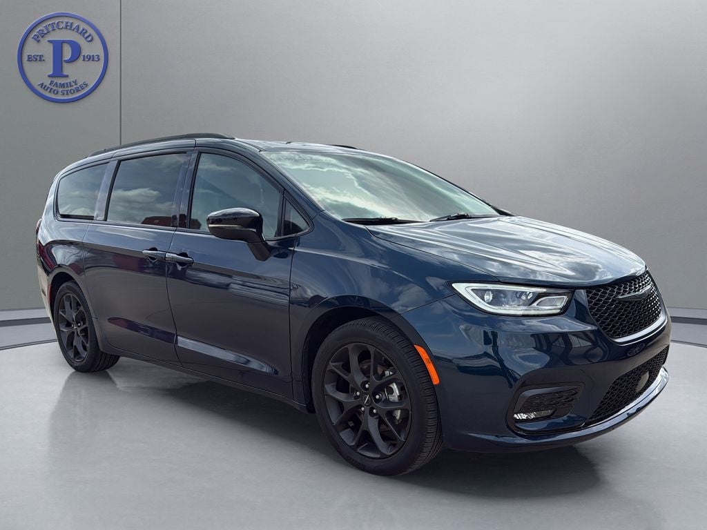 2025 Chrysler Pacifica Limited's photo